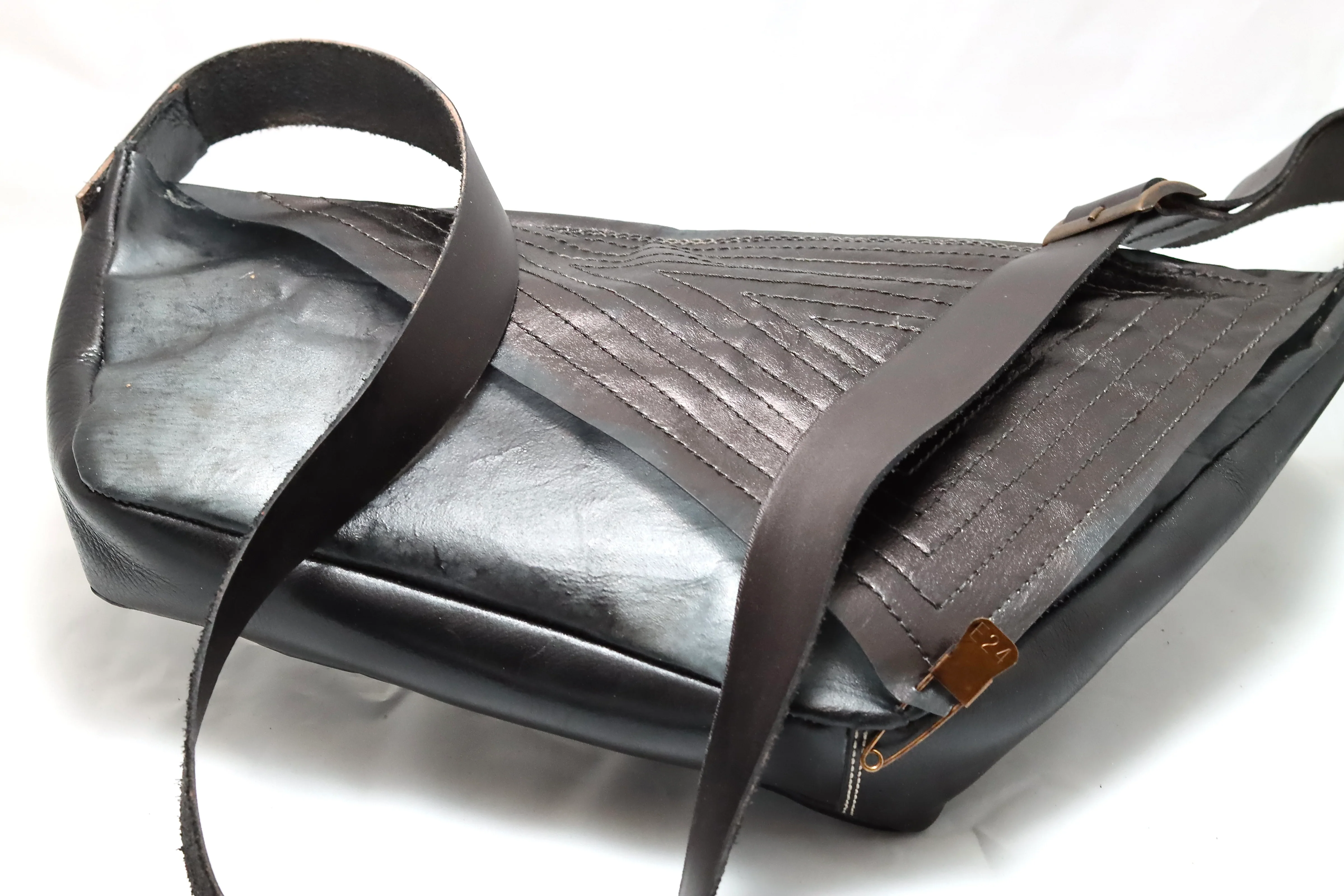 Clutch | Rhomboid | transparent grey kangaroo - Image 3